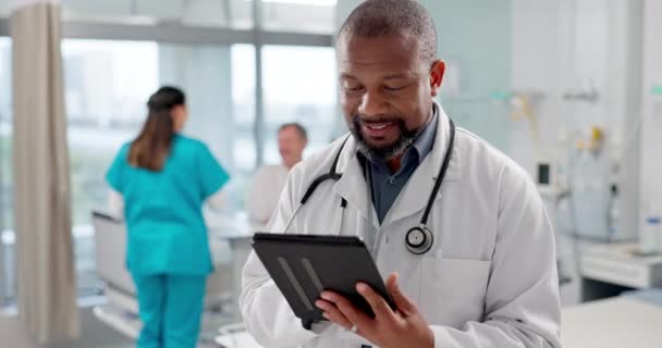 Feliz Mecanografía Hombre Negro Con Una Tableta Médico Clínica Con — Vídeo de stock