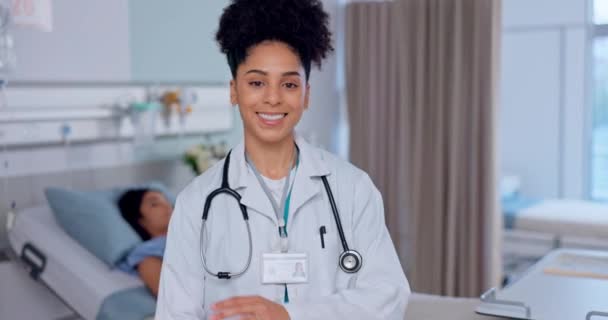 Dottore Viso Donna Assistenza Sanitaria Braccia Incrociate Con Fiducia Ospedale — Video Stock