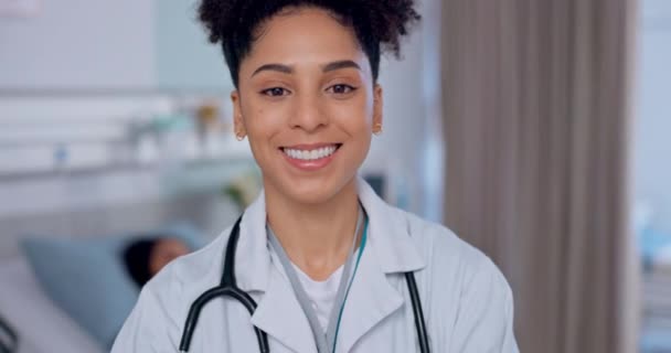 Médecin Visage Femme Dans Les Soins Santé Sourire Avec Confiance — Video