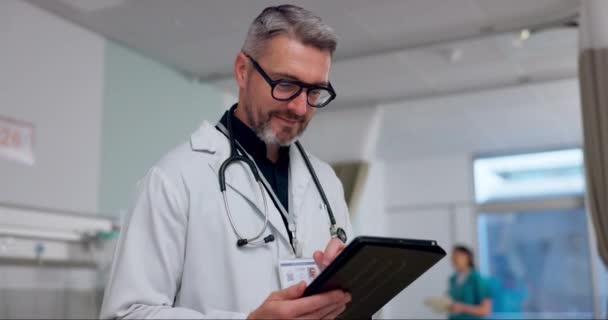 男人和平板电脑为医疗保健服务 在线图表和临床信息带来了快乐的结果或病人的进展 医学研究数字技术专业外科医生或专家 — 图库视频影像