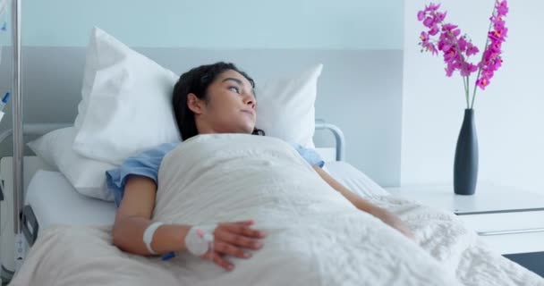 Szpitalne Łóżko Kobieta Stres Myślą Wsparciu Medycznym Operacji Klinice Lęk — Wideo stockowe