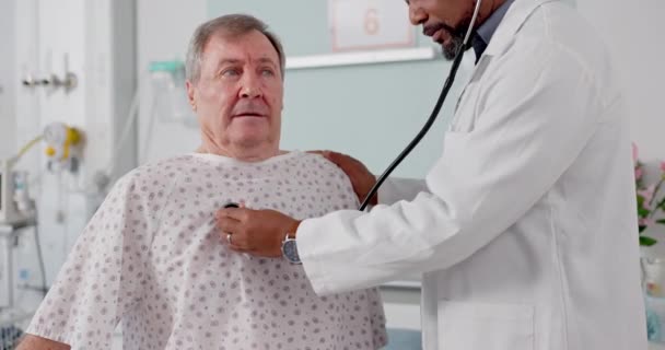 Uomo Anziano Medico Ascolto Battito Cardiaco Frequenza Cardiaca Respirazione Cardiologia — Video Stock