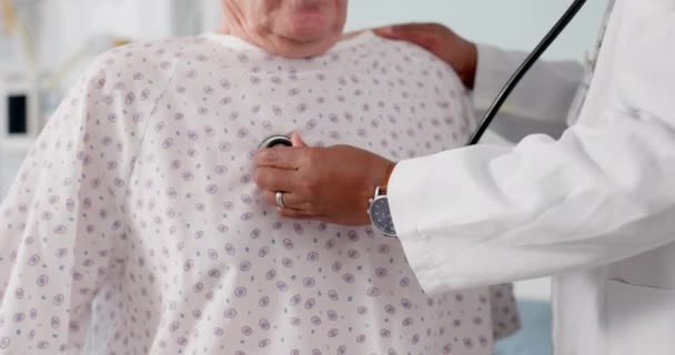 Homem Sênior Médico Mãos Ouvindo Batimentos Cardíacos Ritmo Respiração Cardiologia — Vídeo de Stock