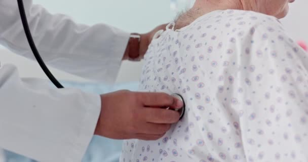 Hombre Mayor Médico Hospital Con Espalda Con Estetoscopio Para Chequeo — Vídeos de Stock