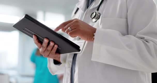 Hombre Doctor Tableta Investigación Medicina Telesalud Para Comunicación Networking Hospital — Vídeo de stock