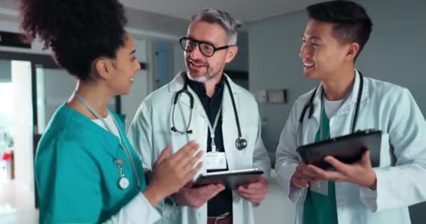 Médicos Enfermeras Tabletas Con Éxito Hospitalario Aplausos Celebración Resultados Soluciones — Vídeo de stock