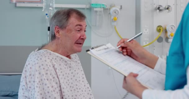 Homme Âgé Médecin Rédaction Prescription Résultats Diagnostic Consultation Avec Patient — Video