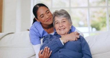 Mutlu kadın, hemşire ve yaşlı bakımında evdeki oturma odasındaki kanepede güven, sevgi ya da sağlık hizmetleri için kucaklaşma. Huzurevinde kadın portresi, bakıcı ve yaşlı hasta gülümsemesi..