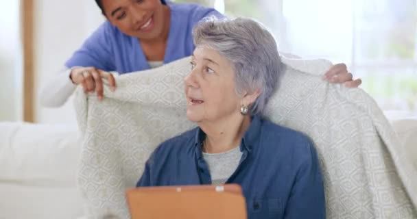 Glückliche Frau Decke Und Krankenschwester Der Altenpflege Auf Dem Sofa — Stockvideo
