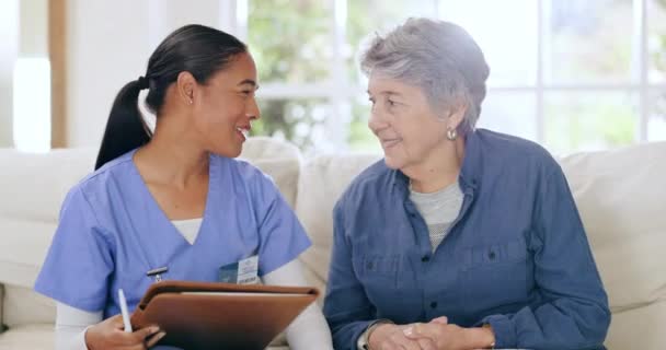 Glückliche Frau Krankenschwester Und Beratung Der Altenpflege Für Unterstützung Rezept — Stockvideo