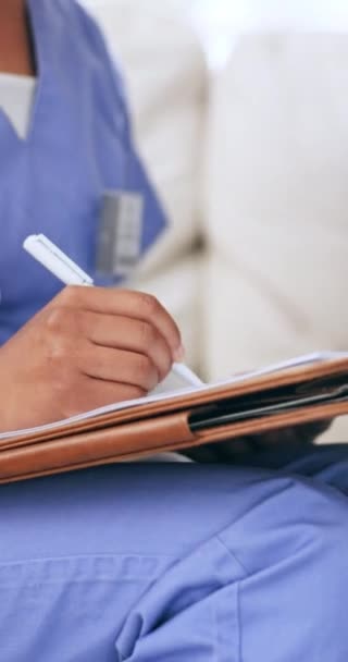 医生和手在医院的文件上填写处方 诊断或结果 女病人 护士或医务工作者在诊所作笔录 填写表格或提出申请的情况 — 图库视频影像