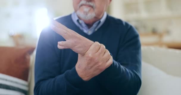 Руки Старший Мужчина Запястье Болью Травмой Ортопедической Раной Дома Крупный — стоковое видео