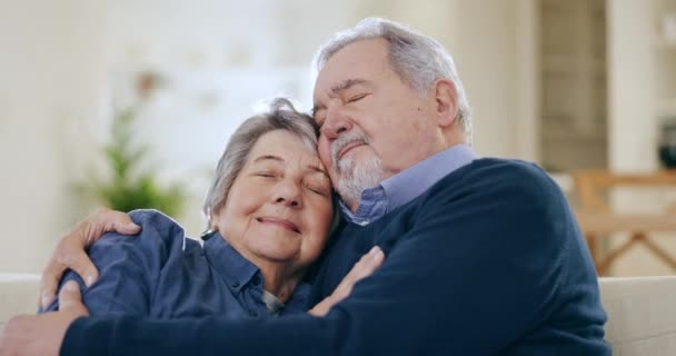Ευτυχισμένο Ηλικιωμένο Ζευγάρι Και Αγκαλιά Στο Σπίτι Για Αγάπη Φροντίδα — Αρχείο Βίντεο