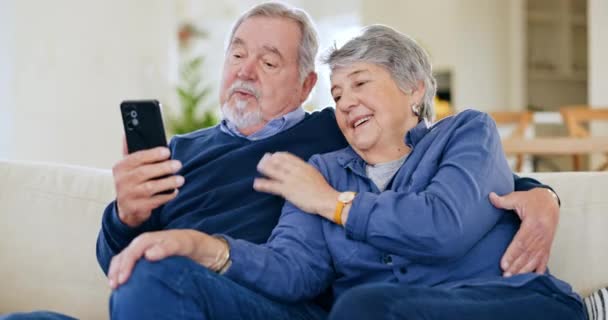 Senior Bølge Par Med Telefon Til Videoopkald Sofa Med Knus – Stock-video
