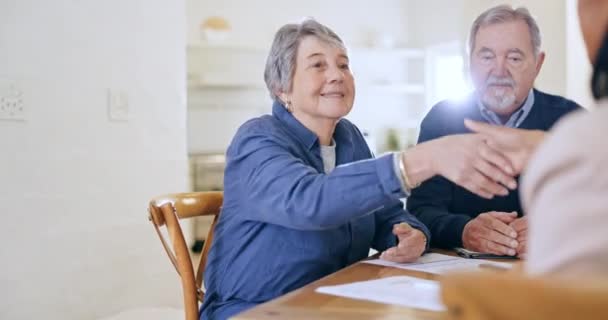 Hem Äldre Par Och Dokument Med Handslag Pensionering Och Möte — Stockvideo
