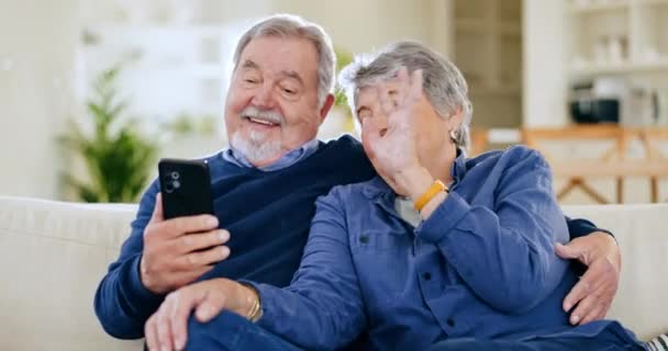 Orang Tua Gelombang Dan Pasangan Dengan Telepon Untuk Panggilan Video — Stok Video
