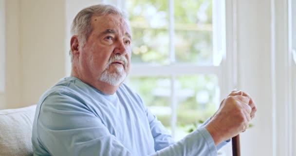 Denkender Trauriger Und Älterer Mann Mit Einem Stock Zur Gehhilfe — Stockvideo