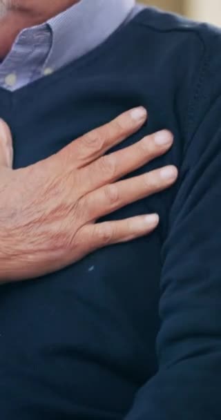 Χέρι Στήθος Ηλικιωμένου Και Καρδιακή Προσβολή Άγχος Πόνος Νόσο Και — Αρχείο Βίντεο