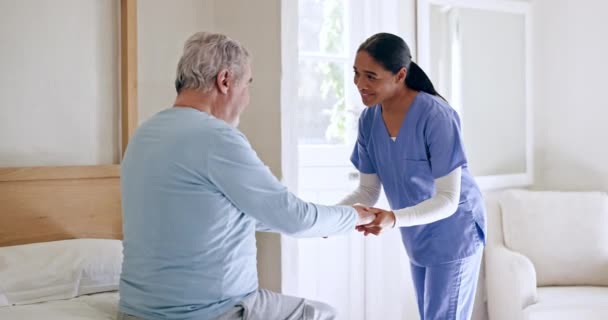 Greis Schlafzimmer Oder Pfleger Halten Händchen Pflegeheim Der Seniorenklinik Für — Stockvideo