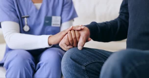 Krankenschwester Händchenhalten Und Trösten Von Patienten Hause Empathie Und Freundlichkeit — Stockvideo