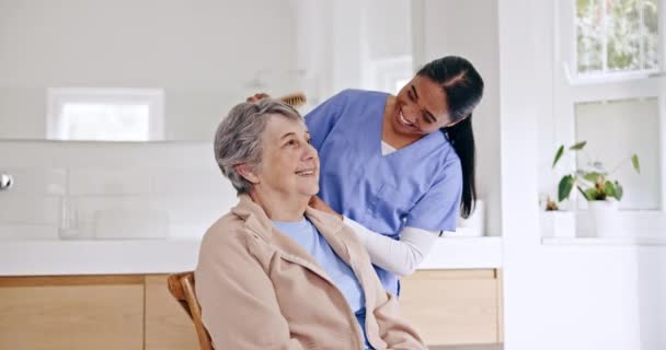 介護者が育つ髪 ブラシ シニアの女性は 日常的に 看護の家で美しい人を助けます 高齢者ケア 看護師 ブラッシング ヘアケア バスルーム — ストック動画