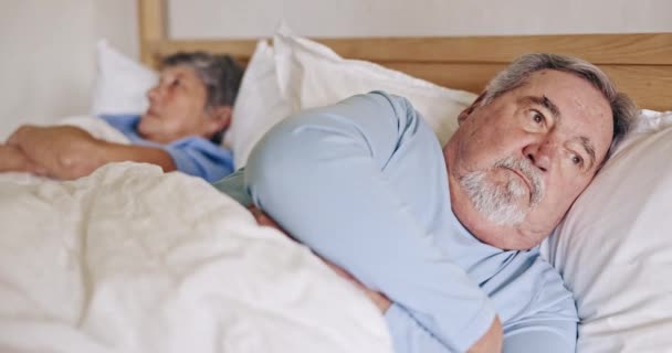 Frustriertes Älteres Paar Bett Und Scheidung Konflikt Streit Oder Streit — Stockvideo