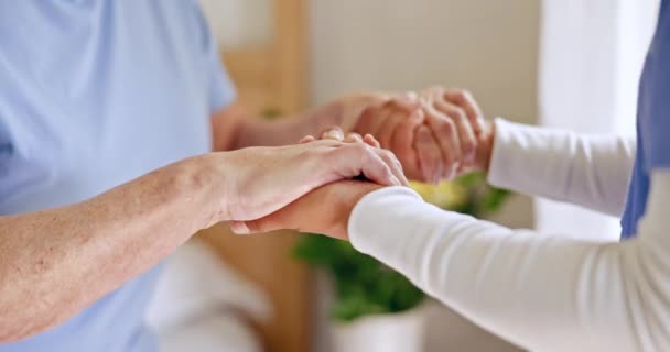 Γριά Γυναίκα Ανελκυστήρα Φροντιστής Κρατώντας Χέρια Στο Γηροκομείο Κλινική Συνταξιοδότησης — Αρχείο Βίντεο
