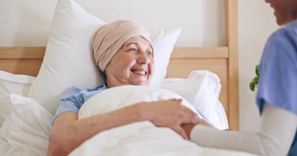 看護師の手 家庭でのベッドでのサポート リハビリテーションの支援 ハッピーケア ベッドルーム 快適な病気の高齢者患者 会話と医療 ヘルスケアまたはウェルネス — ストック動画