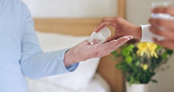 Handen Verzorger Senior Patiënt Met Pillen Supplementen Voor Gezondheidszorg Vitaminen — Stockvideo