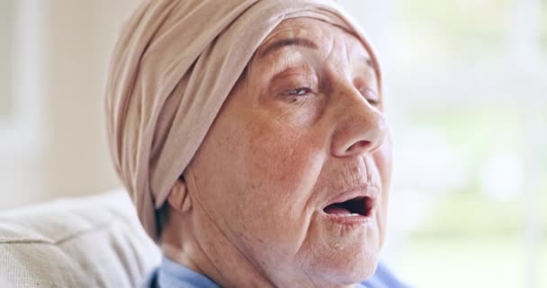 Thuis Denken Oudere Vrouw Met Geheugen Herinneren Dementie Met Kanker — Stockvideo