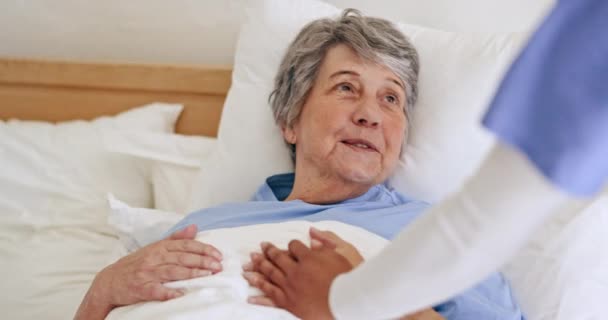 Starší Žena Ošetřovatelské Ruce Podpora Posteli Doma Péče Pomoc Při — Stock video