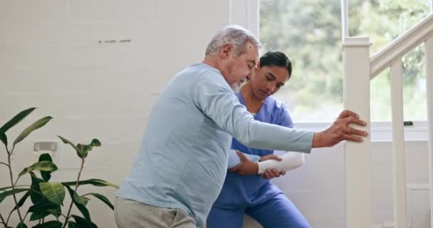 ステップ上の老人 介護者 介護施設で歩く ウェルネスやサポートのための退職クリニック ソーシャルワーカーやリハビリテーションの看護師と手を握る人 高齢者 — ストック動画