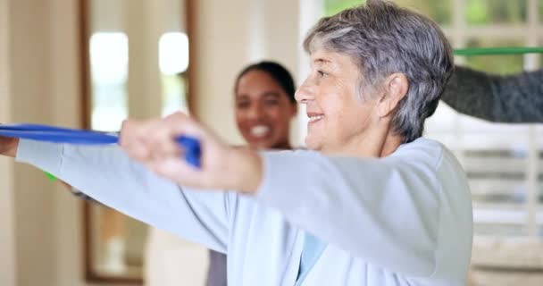 理疗师 老年妇女和抵抗带 用于运动 康复和退休时的健康肌肉 物理治疗 私人教练和伸展 康复和疗养院的锻炼 — 图库视频影像