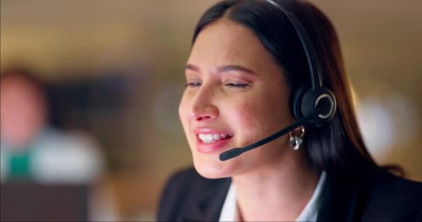 Mujer Feliz Centro Llamadas Consultoría Noche Oficina Para Servicio Cliente — Vídeo de stock