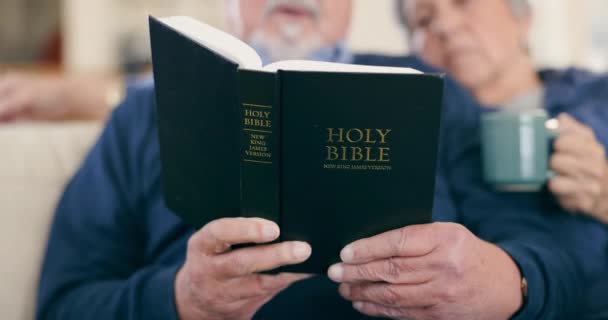 Hogar Manos Pareja Ancianos Con Biblia Religión Con Apoyo Guía — Vídeos de Stock