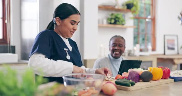 Krankenschwester Seniorin Und Küche Mit Tablet Und Kochen Mit Digitalem — Stockvideo
