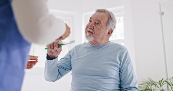 Homem Velho Escovar Dentes Enfermeira Casa Repouso Para Bem Estar — Vídeo de Stock