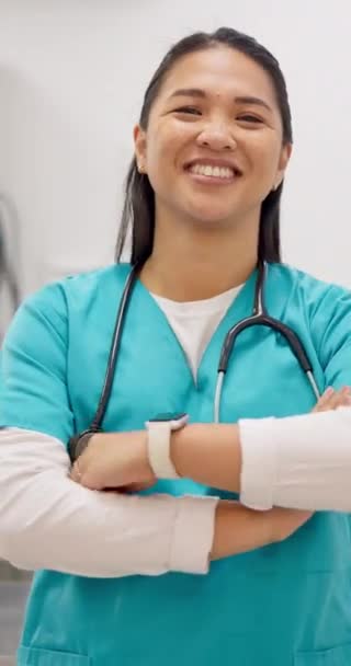 Lächeln Medizinische Und Eine Asiatische Tierärztin Verschränken Die Arme Einer — Stockvideo