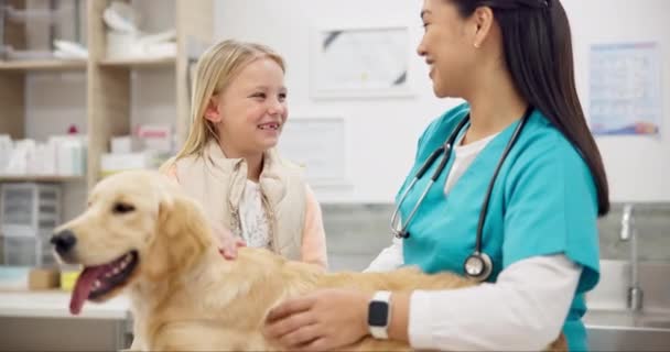 在检查或预约期间 兽医和带着她的狗在诊所进行动物护理的女孩 兽医医院的儿童 医生和一只小狗 有一名专业医生为其提供咨询 — 图库视频影像