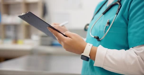 Krankenschwester Hände Und Schreiben Auf Dokumenten Checklisten Oder Versicherungsinformationen Beim — Stockvideo