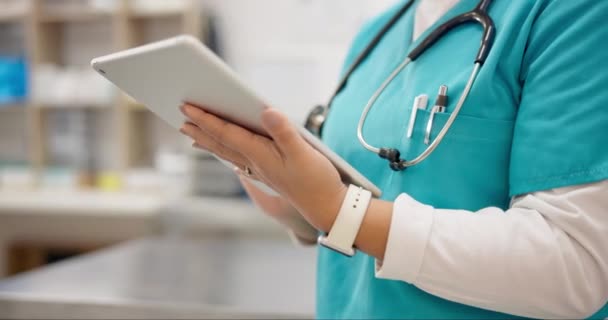 Manos Enfermera Mujer Con Tableta Para Investigación Networking Telesalud Hospital — Vídeo de stock