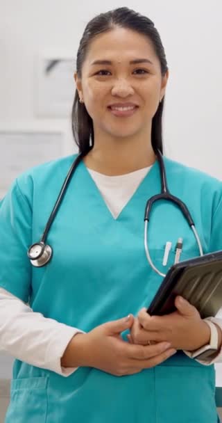 Фас Медсестра Женщина Табличкой Исследования Сетевого Общения Телеэфира Больнице Клинике — стоковое видео