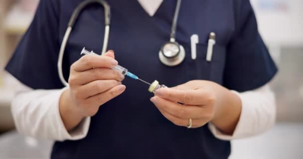 Tangan Perawat Jarum Suntik Vaksin Dan Botol Untuk Perawatan Kesehatan — Stok Video