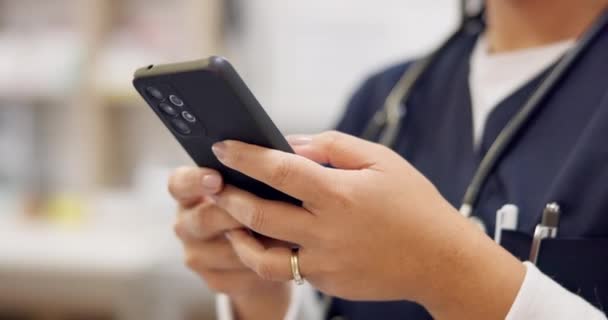 电话和护士为社交媒体打字 在药店或医院进行交流或研究 在用于联网的手机应用程序上为女性个人 医生或保健医生提供的服务 — 图库视频影像