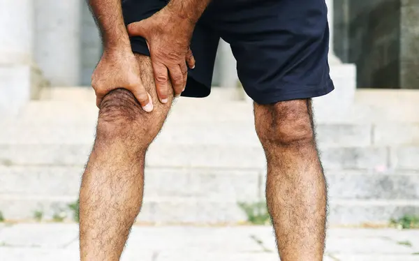 在运动意外 紧急或户外运动中受伤 疼痛或疼痛的人 手和腿 因运动 健身或训练失误而导致膝关节疼痛 肌肉紧张或紧张的男性 — 图库照片