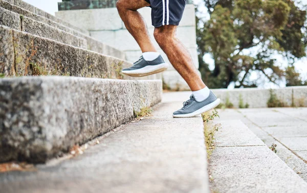 Mann Beine Und Laufen Auf Stufen Der Fitness Für Workout — Stockfoto