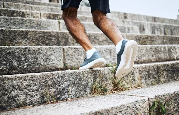 トレーニング トレーニング または屋外の心臓運動のためのフィットネスの階段で男 足およびランニング 都市や都市でのスポーツ 健康または健康のためのステップ上の男性の人 靴や足のクローズアップ — ストック写真