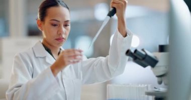 Bilim, sonuçlar ve laboratuarda pipeti, test tüpü ve mikroskobu olan bir kadın. Tıbbi araştırma, bilim adamı ya da laboratuvar teknisyeni sağlık, tıp ya da aşı sınavına hazırlanıyor