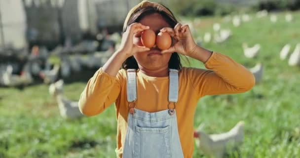 Los Huevos Las Niñas Los Niños Sonríen Granja Pollos Agricultura — Vídeos de Stock