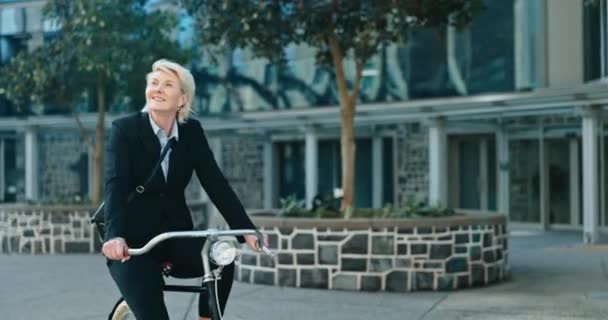 Mulher Negócios Feliz Andar Bicicleta Para Trabalho Saúde Bem Estar — Vídeo de Stock